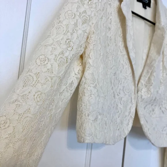 ✨🤍 POETRY CREAM LACE CROPPED JACKET (MEDIUM) 🤍✨ - Picture 4 of 4